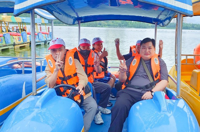 麻豆APP在线观看小夥伴們在飛天湖公園遊船.jpg